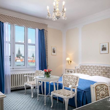 Ambassador Zlata Husa Praha Bagian luar foto A room at the hotel