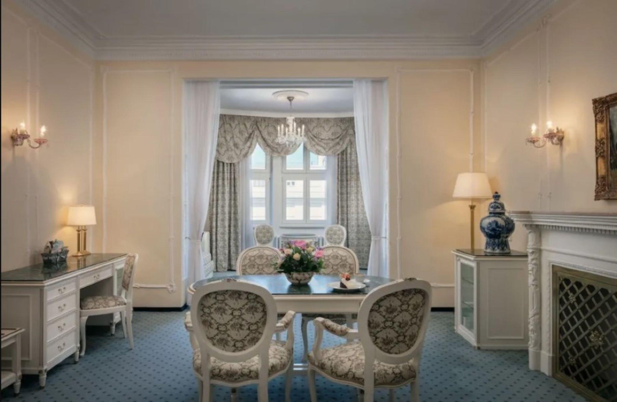 Ambassador Zlata Husa Praha Bagian luar foto A room at the hotel