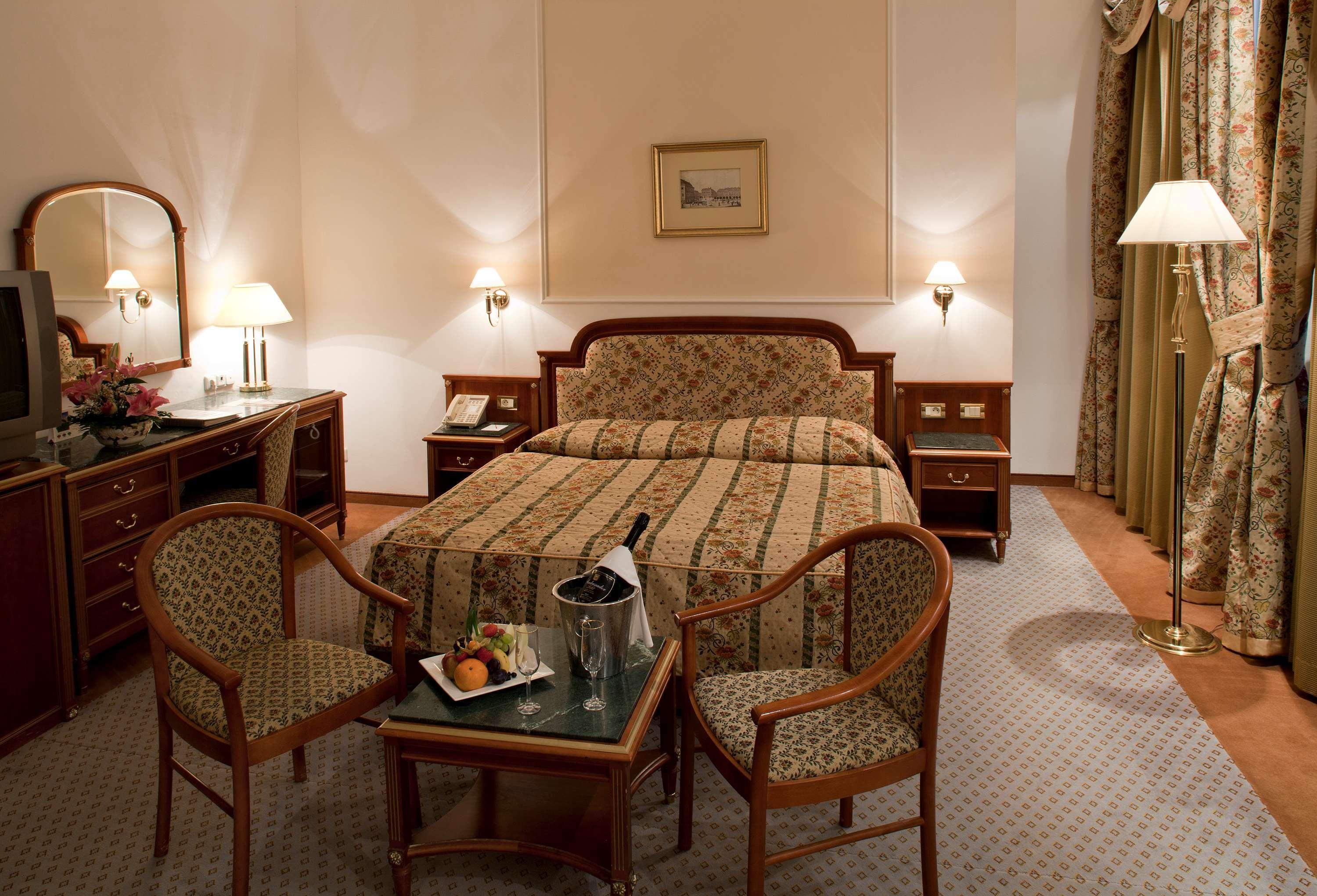 Ambassador Zlata Husa Praha Bagian luar foto A room at the hotel