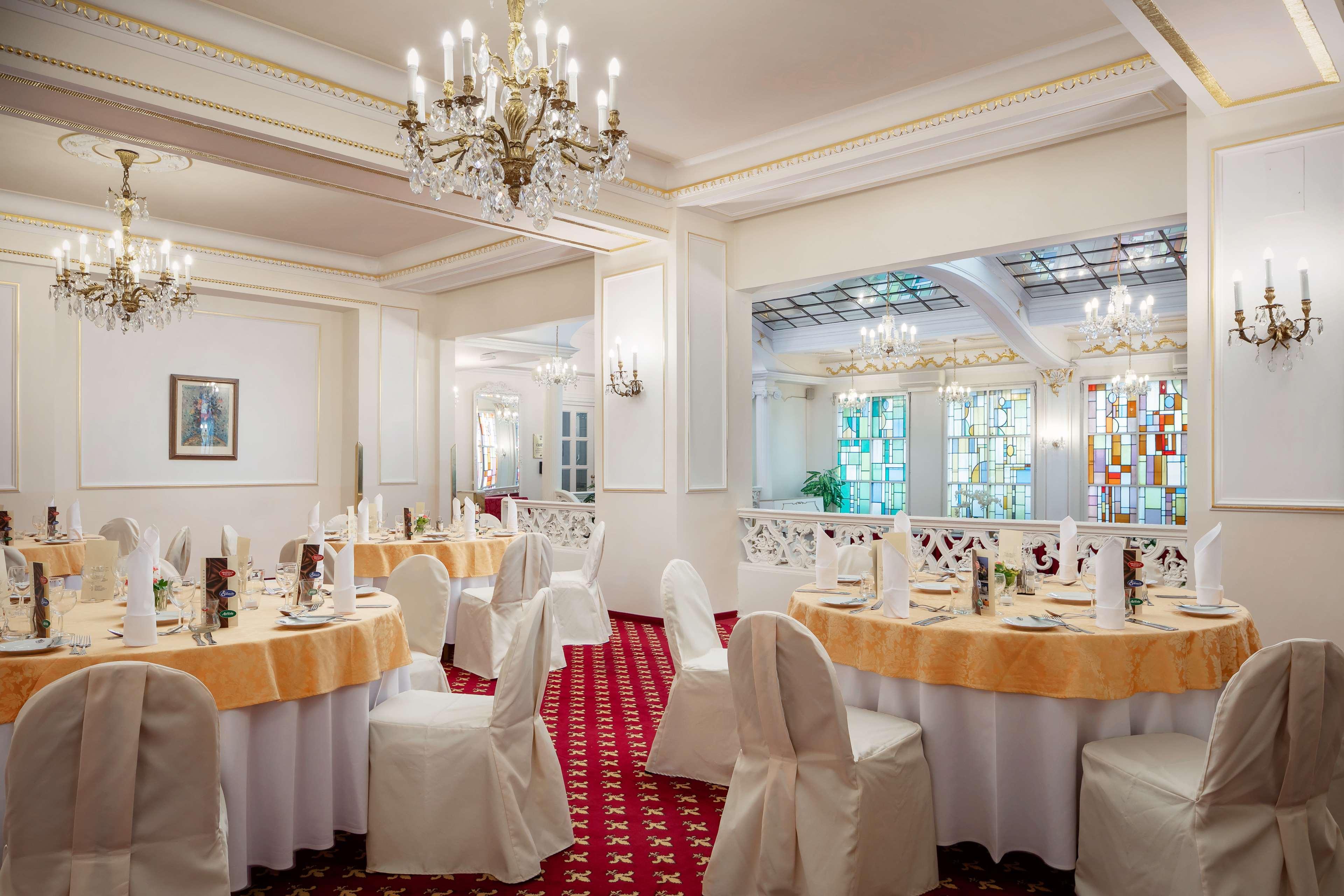 Ambassador Zlata Husa Praha Bagian luar foto The restaurant