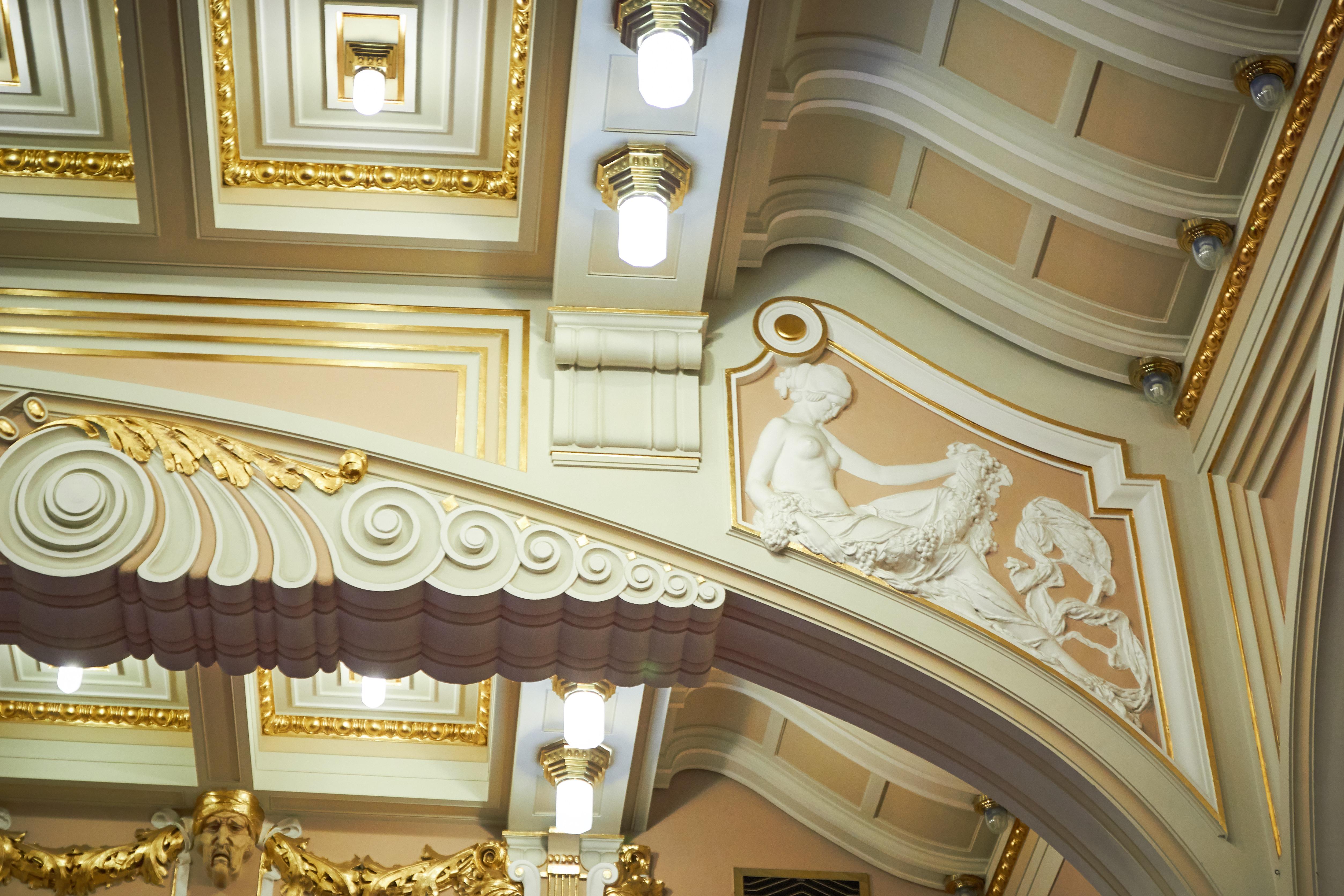 Ambassador Zlata Husa Praha Bagian luar foto The ceiling of the main staircase