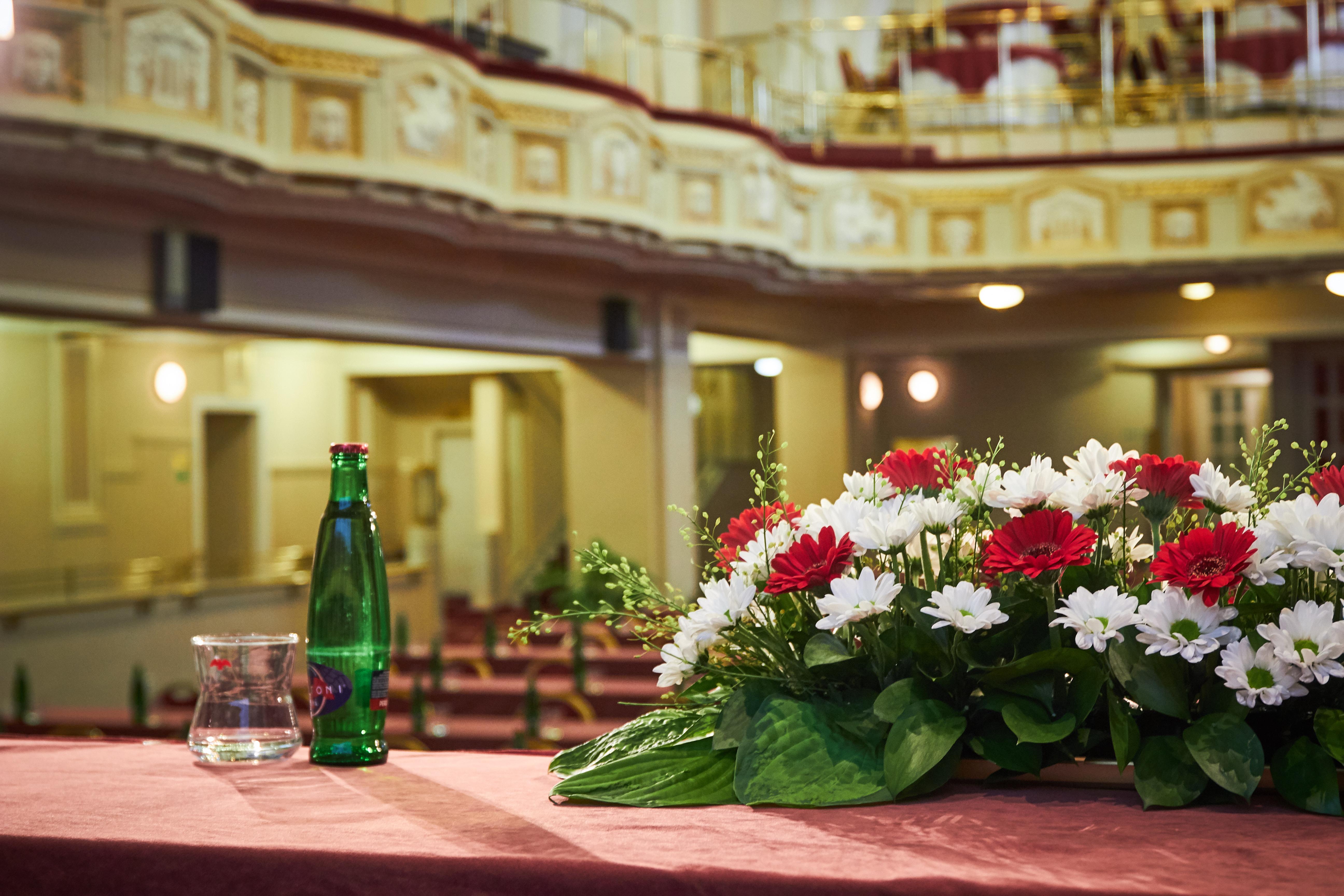 Ambassador Zlata Husa Praha Bagian luar foto The stage of the theatre