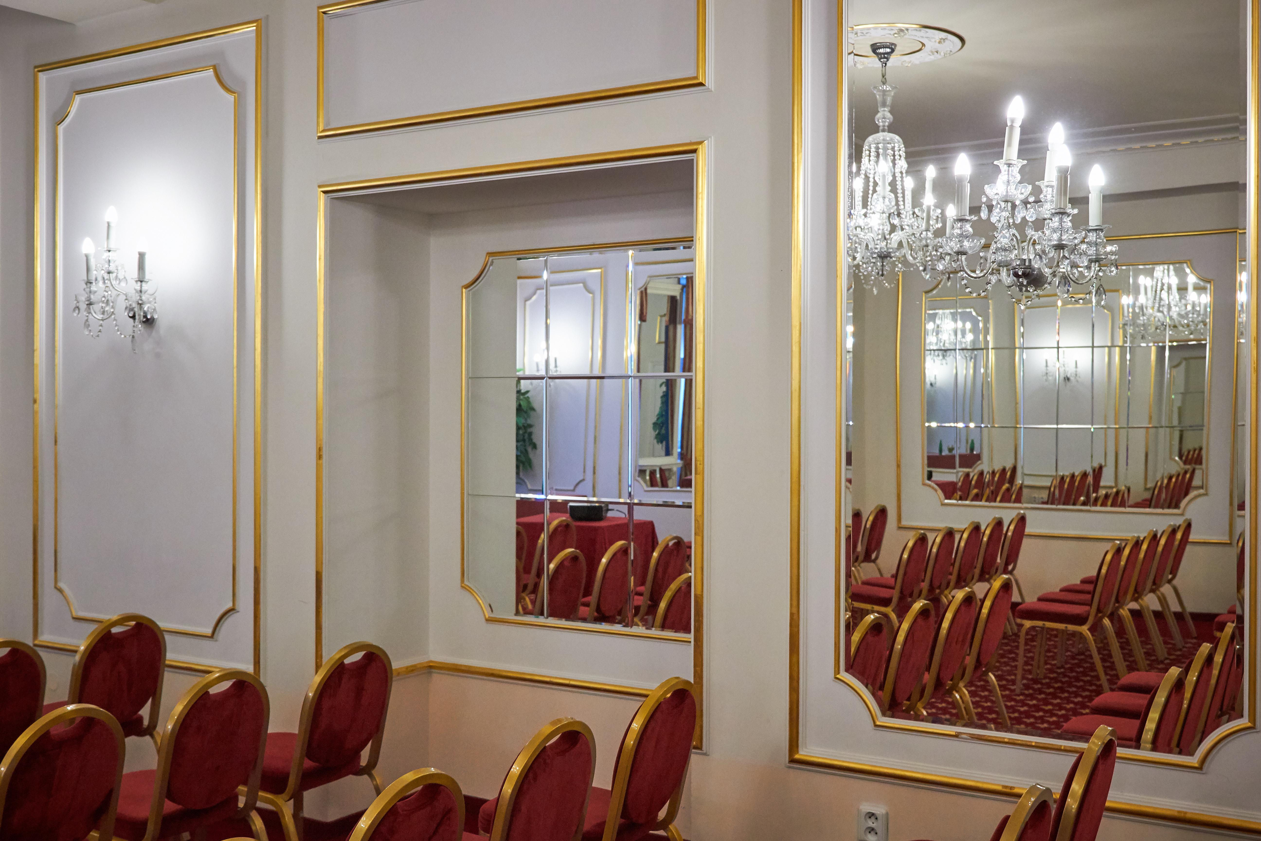 Ambassador Zlata Husa Praha Bagian luar foto Mirrors in a ballroom