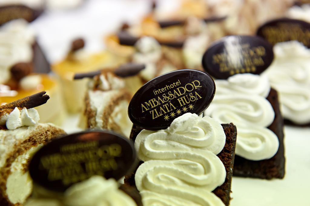 Ambassador Zlata Husa Praha Bagian luar foto Desserts at the hotel