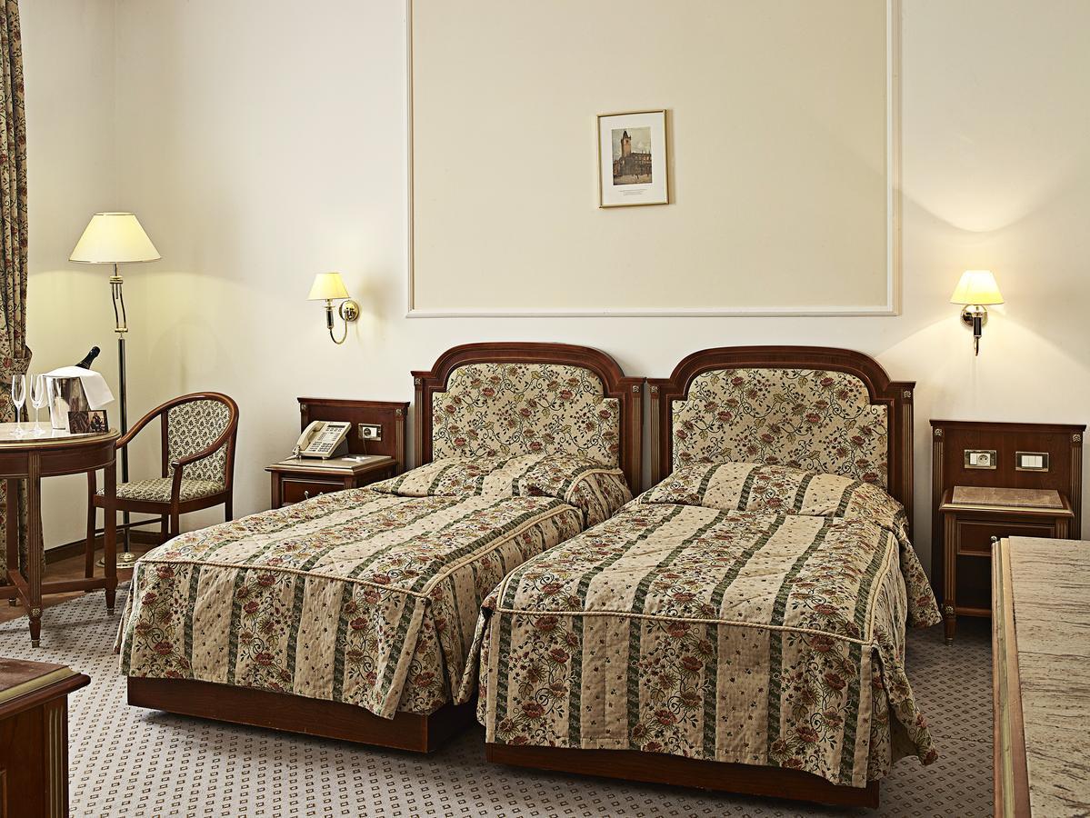 Ambassador Zlata Husa Praha Bagian luar foto A room at the hotel