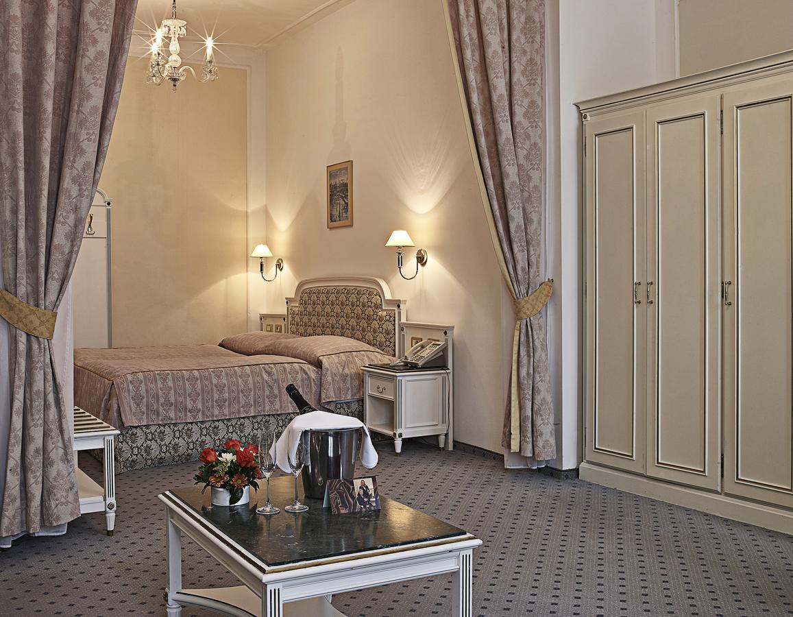 Ambassador Zlata Husa Praha Bagian luar foto A room at the hotel