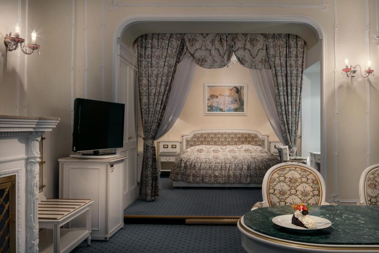 Ambassador Zlata Husa Praha Bagian luar foto A room at the hotel