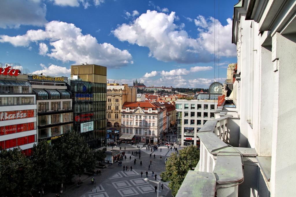 Ambassador Zlata Husa Praha Bagian luar foto View of the Northern end of the square