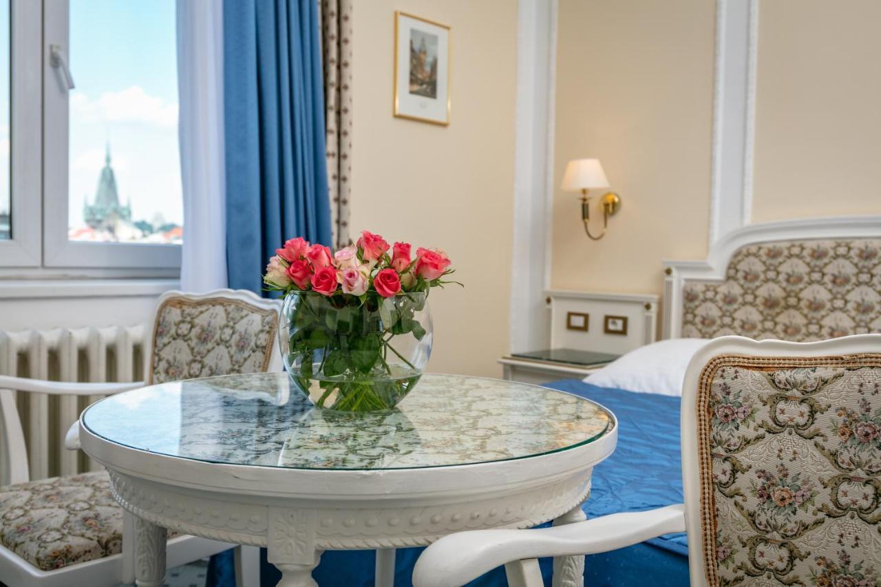 Ambassador Zlata Husa Praha Bagian luar foto A room at the hotel