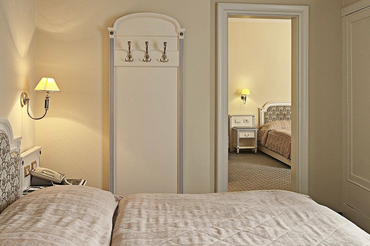 Ambassador Zlata Husa Praha Bagian luar foto A room at the hotel